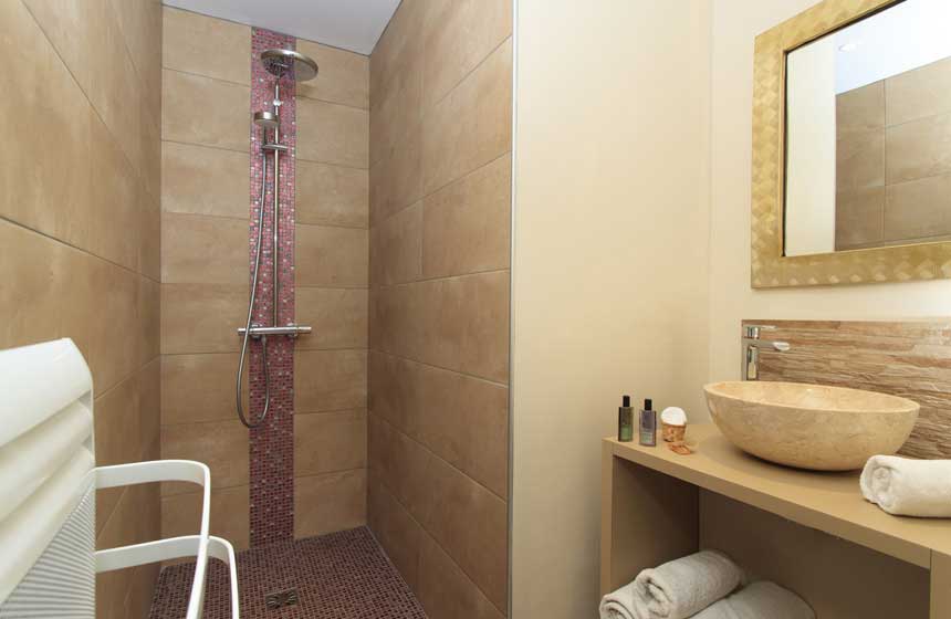 La salle de bain avec douche XXL dans le studio Loukoum-Près de Mautort 