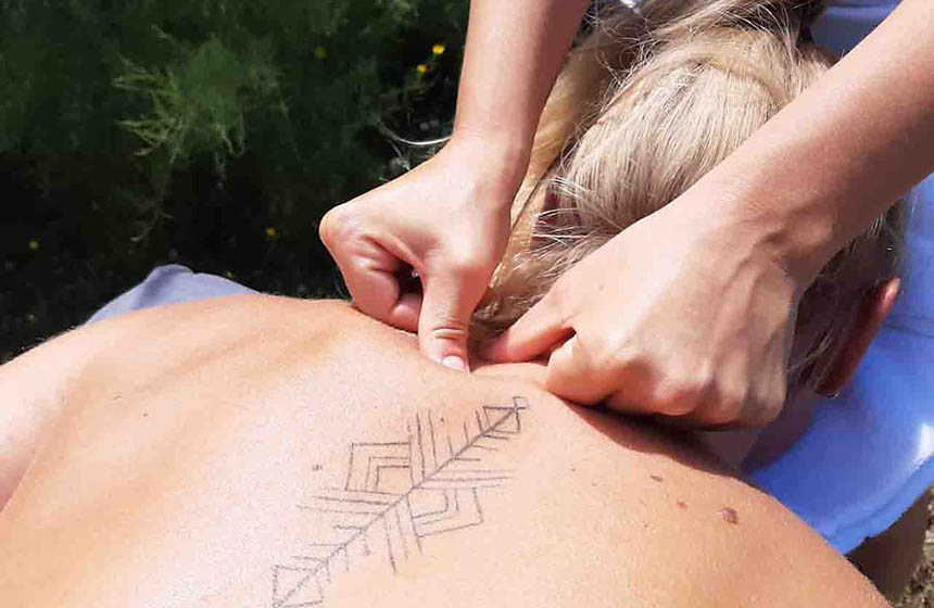 Savourez un massage, pratiqué par Alexia, dans votre cabane