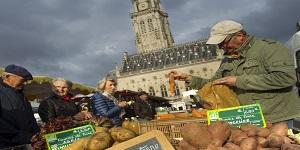 Le marché sur la grand-place d'Arras